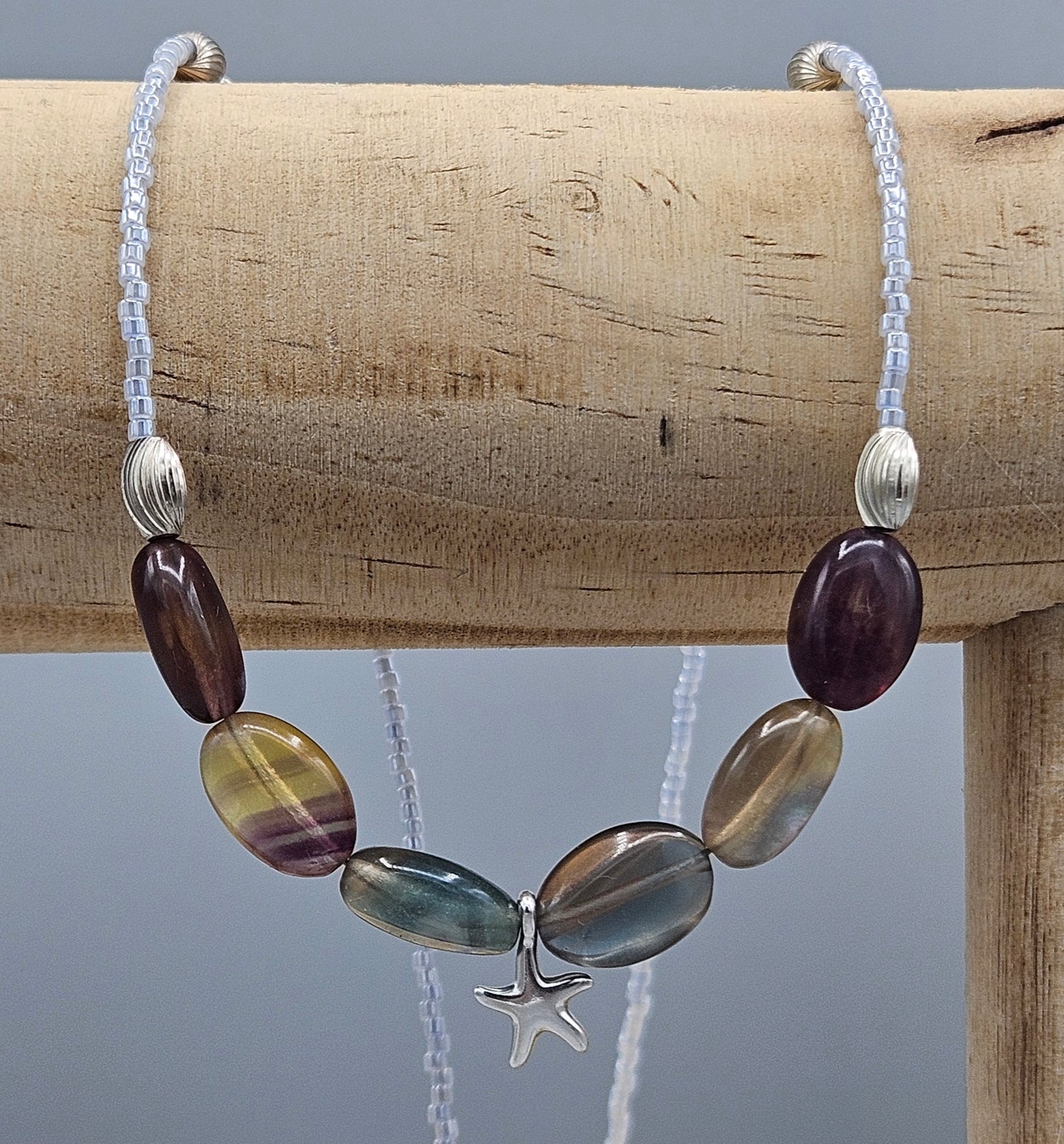 Collier Calanques Fluorite, perles violettes, jaunes et bleu-vert avec charm étoile de mer argenté