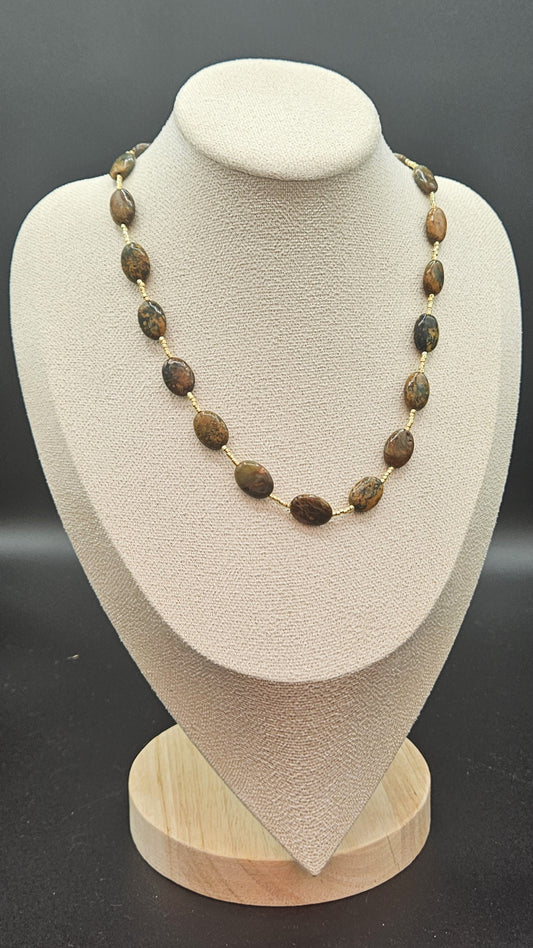 Collier Terre Dorée en jaspe impérial et perles de verre dorées, 47 cm
