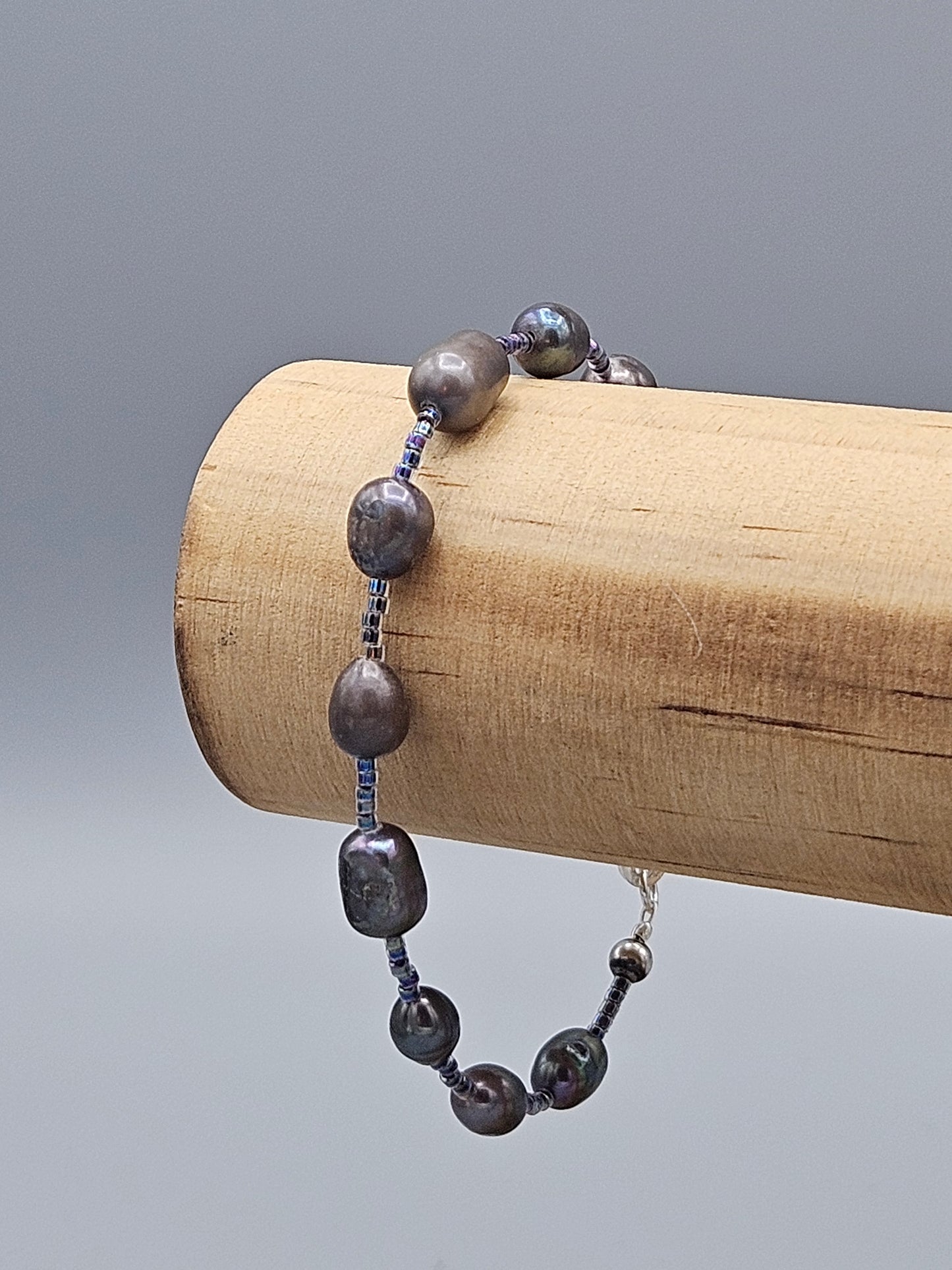 Bracelet Éclat de perles avec perles grises et Miyuki sur câble discret