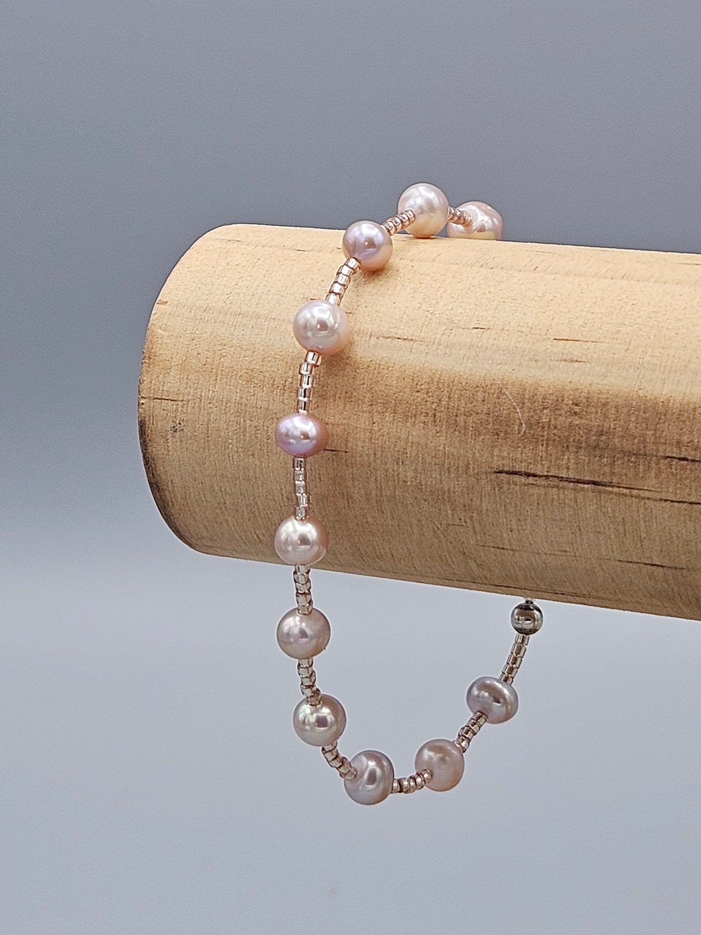 Bracelet Éclat de perles Rosé Champagne avec perles rosées et dorées sur câble acier