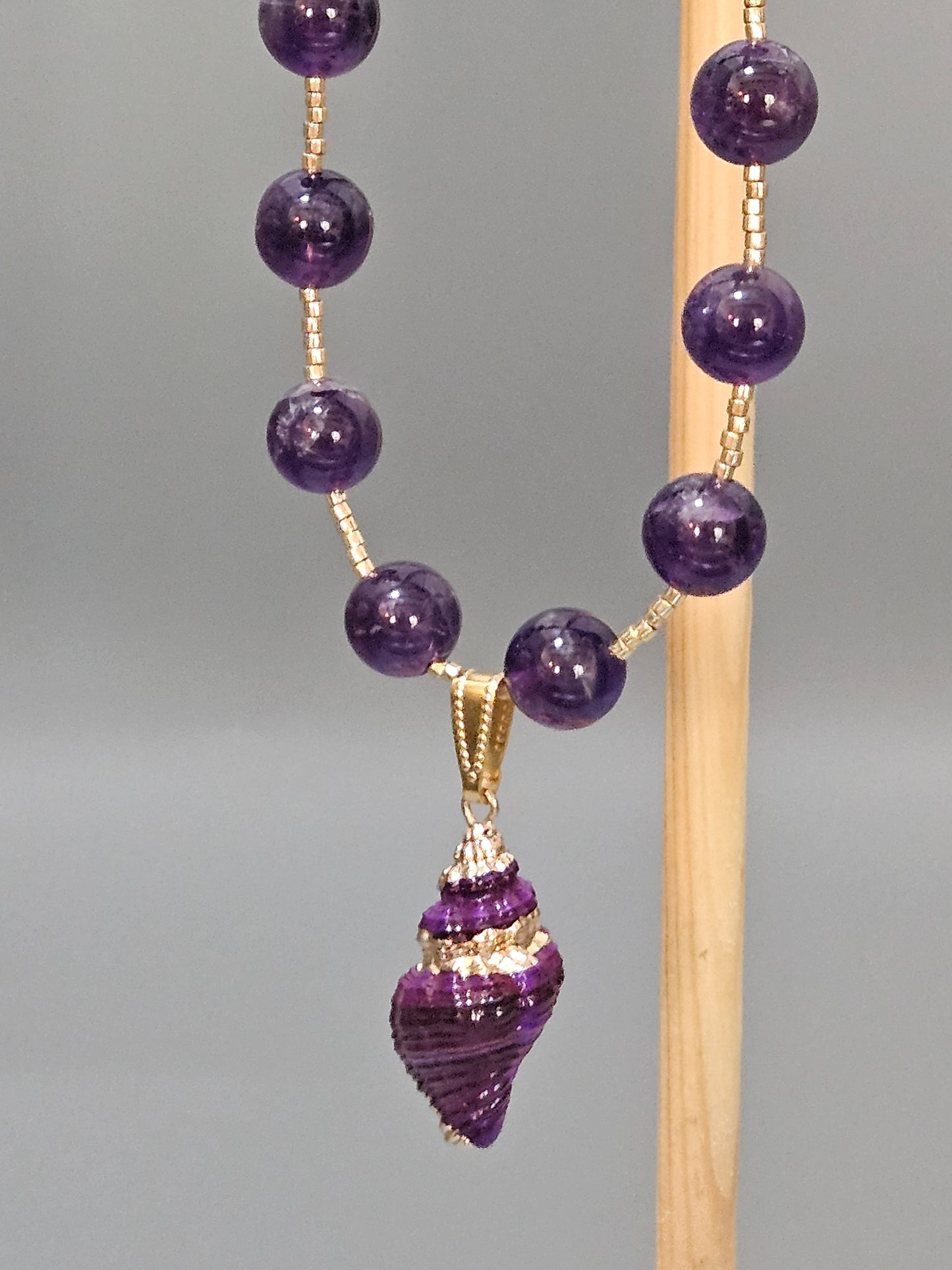 Collier améthyste avec coquillage violet et perles dorées
