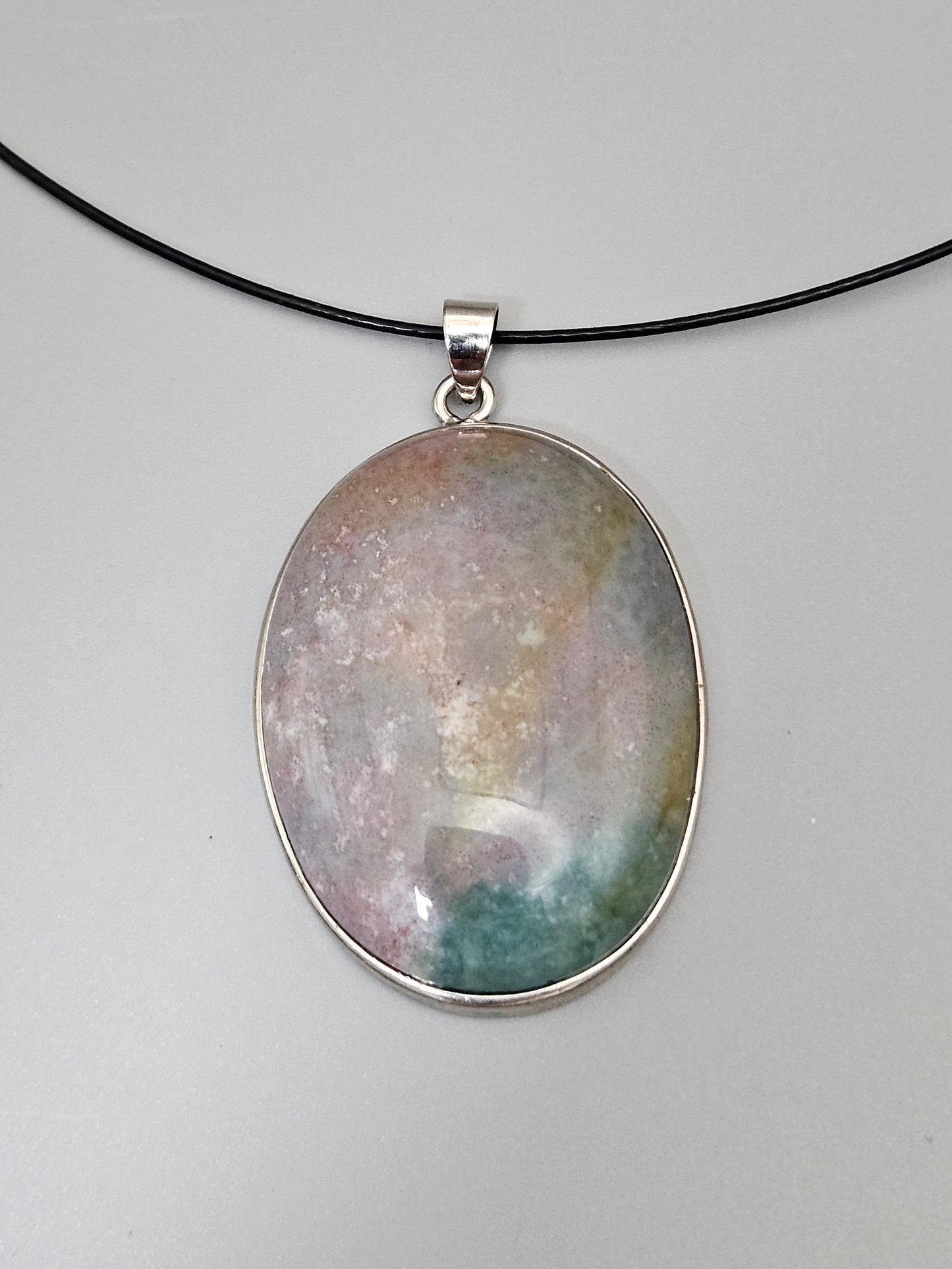 Pendentif jaspe impérial pastel beige, gris et vert, serti métal doré, câble acier noir