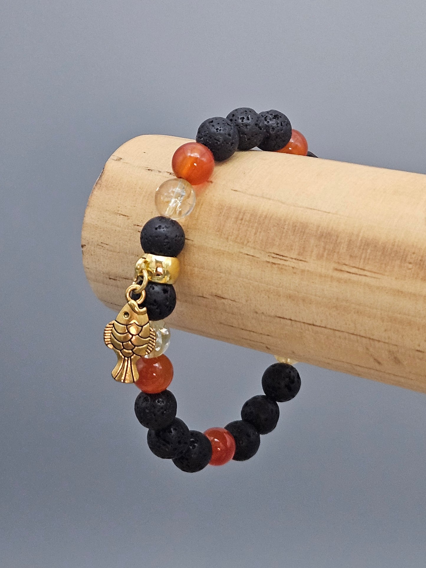 Bracelet Poisson d'Or en lave noire, cornaline et citrine avec charm poisson doré