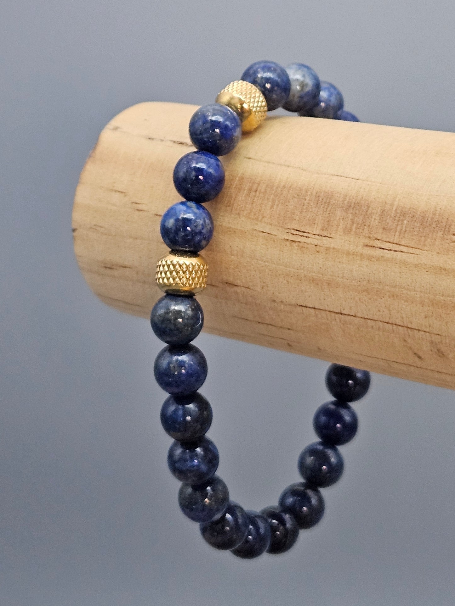 Bracelet homme en perles de lapis-lazuli bleu avec deux perles dorées