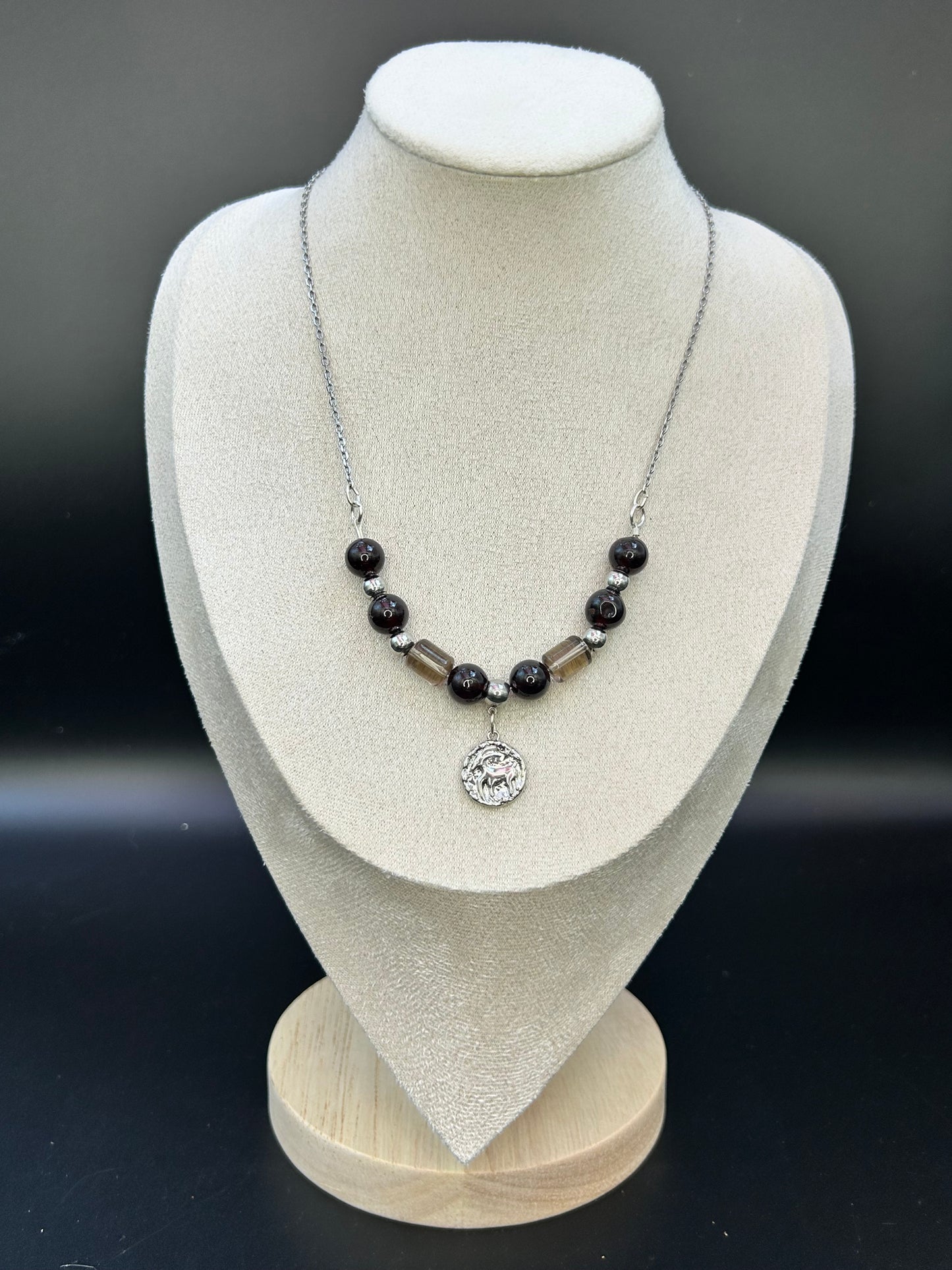 Collier Capricorne grenat et quartz fumé avec médaille argentée