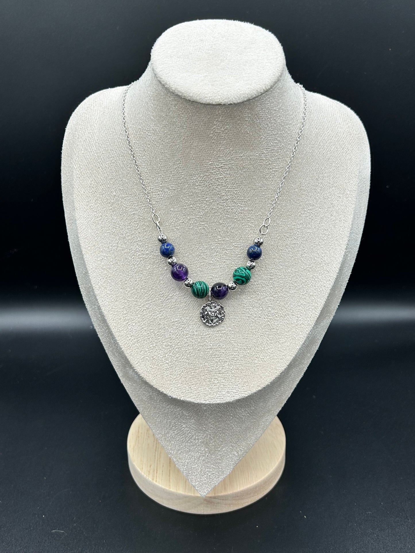 Collier Sagittaire en malachite, lapis-lazuli et améthyste sur chaîne argentée