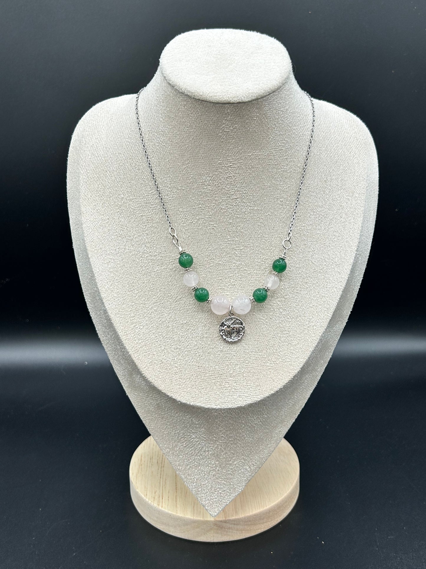 Collier Taureau en quartz rose et aventurine verte avec médaille argentée