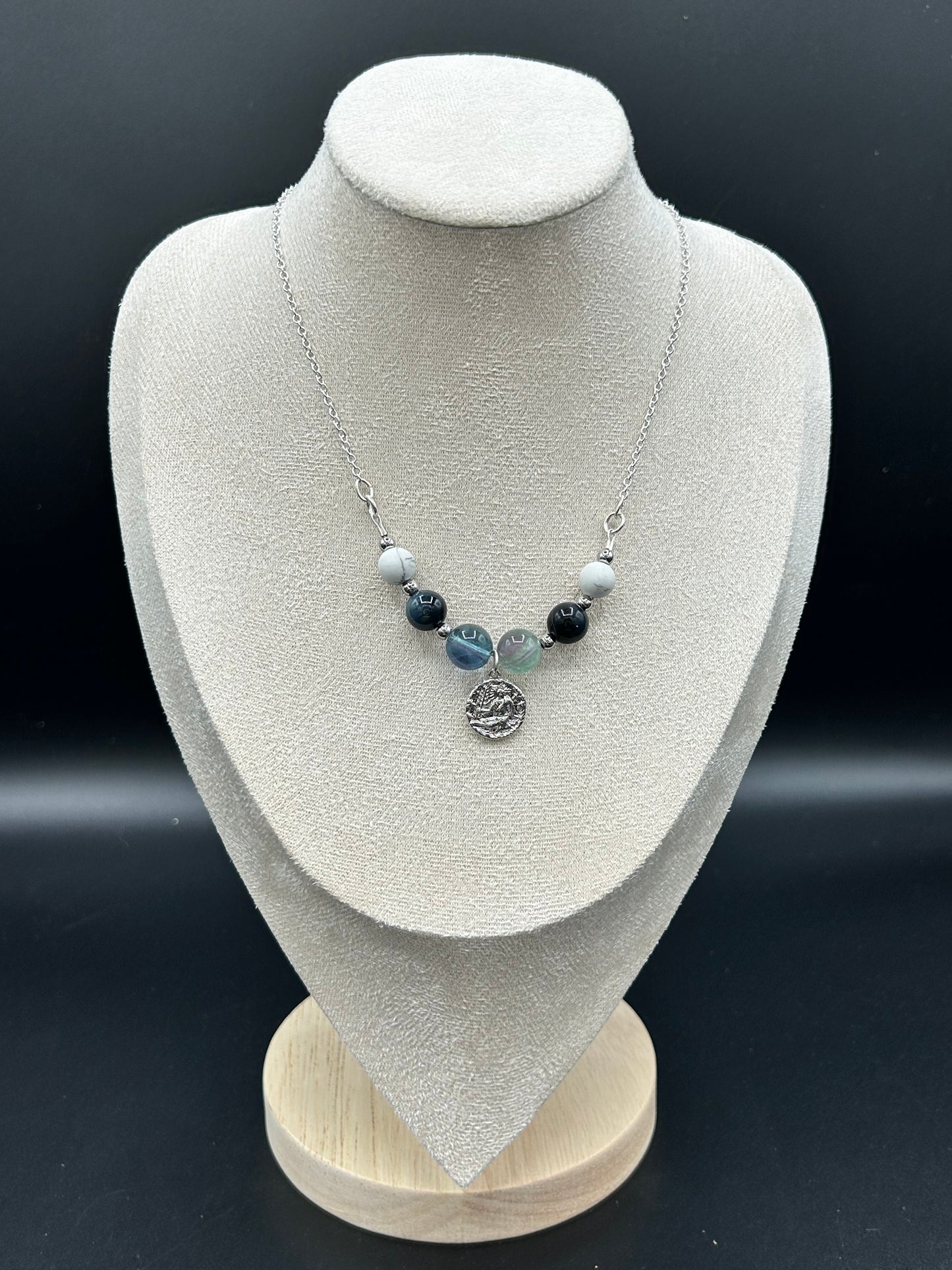 Collier Vierge en pierres naturelles avec médaille argentée, fait main