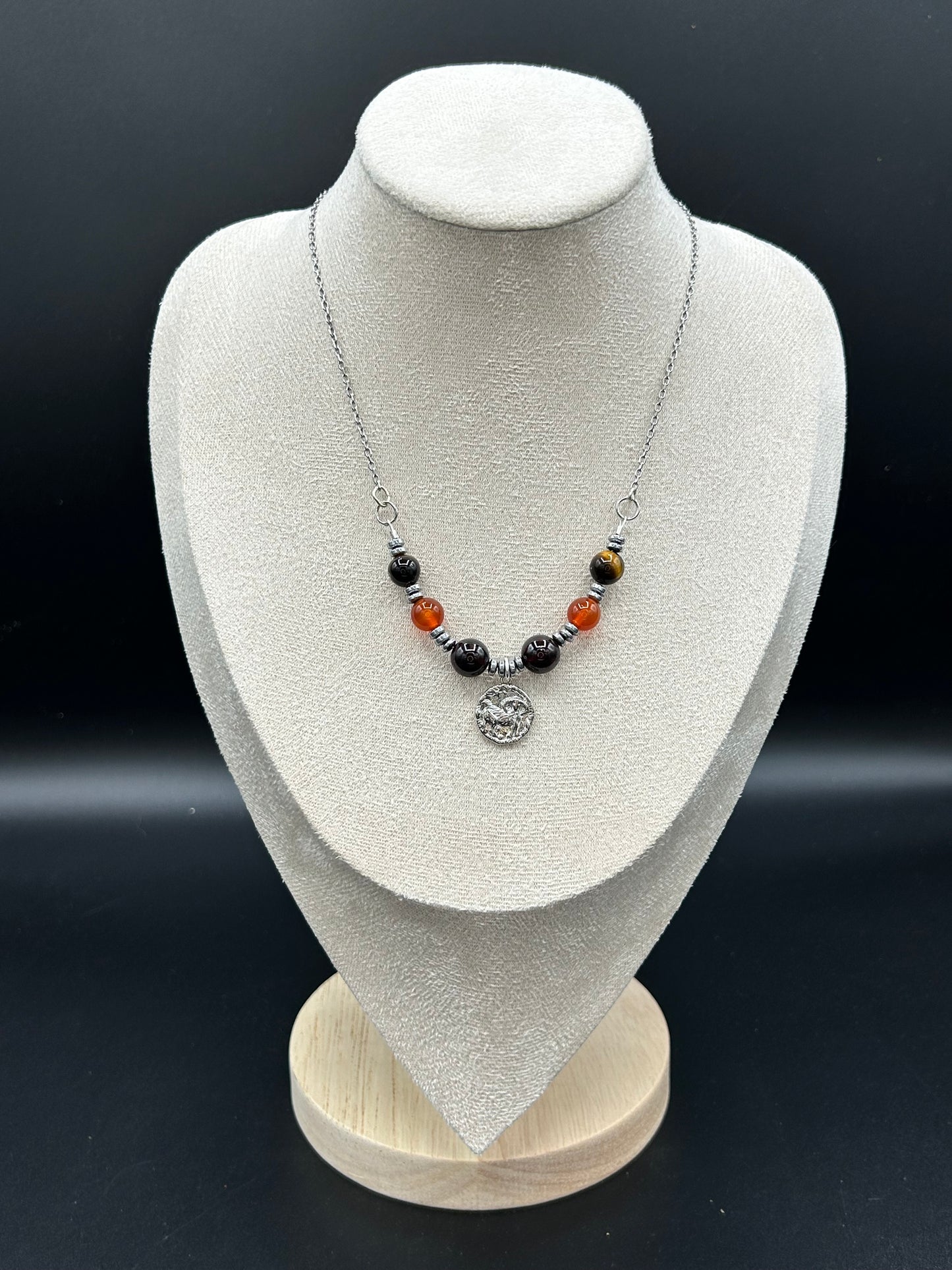 Collier Bélier en cornaline, œil de tigre et hématite sur chaîne argentée