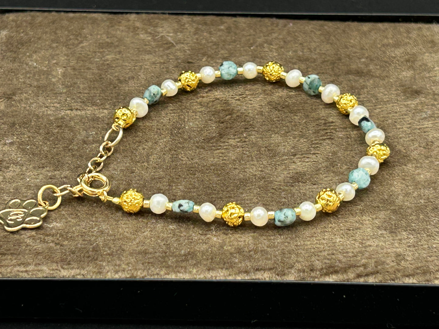 Bracelet jaspe dalmatien bleu et perles de culture - cable acier