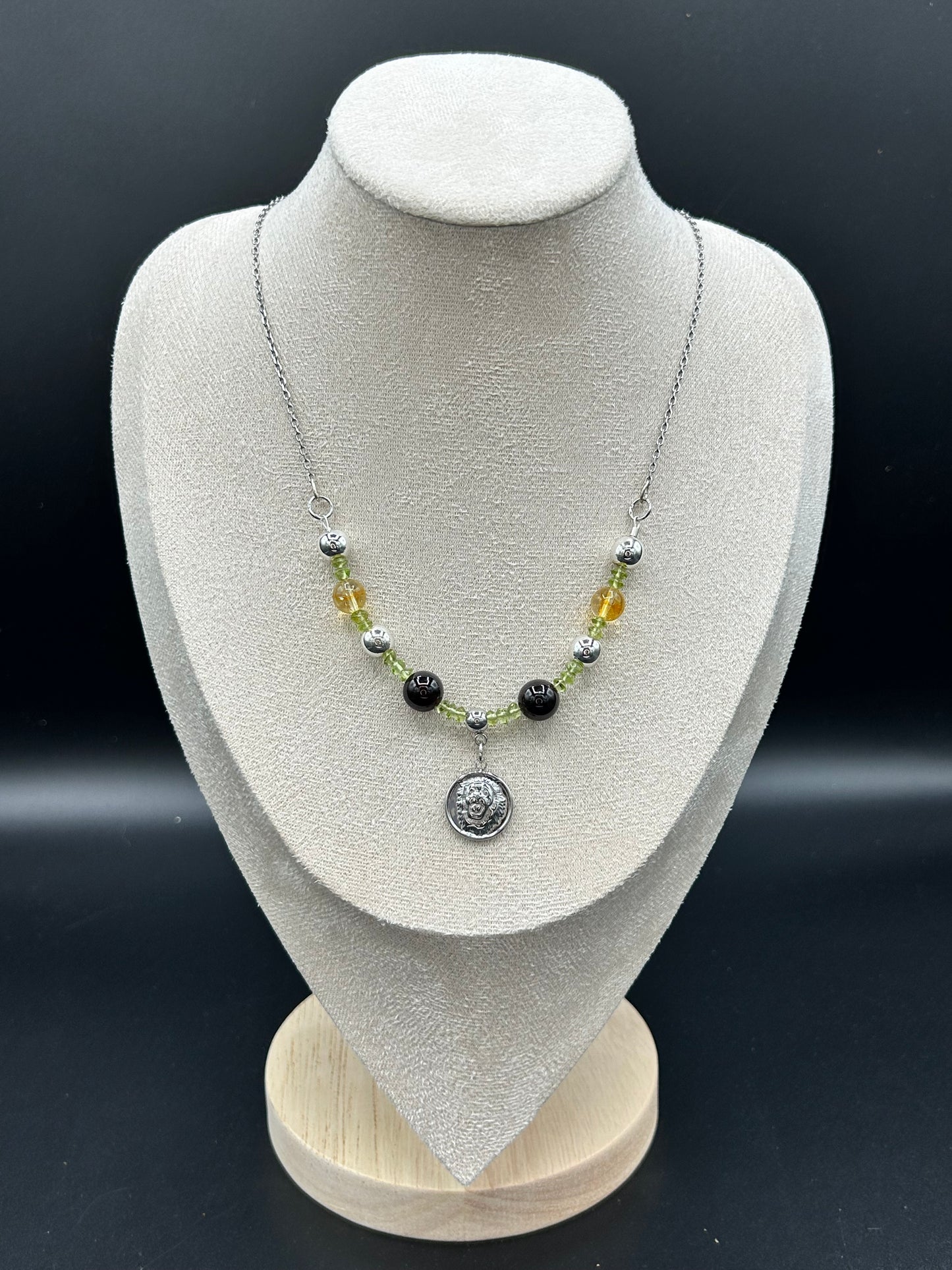 Collier Lion avec grenat, citrine, péridot et médaille inox brillante