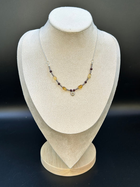 Collier Soleil d'Abondance en citrine, grenat et perles de verre argentées avec breloque soleil