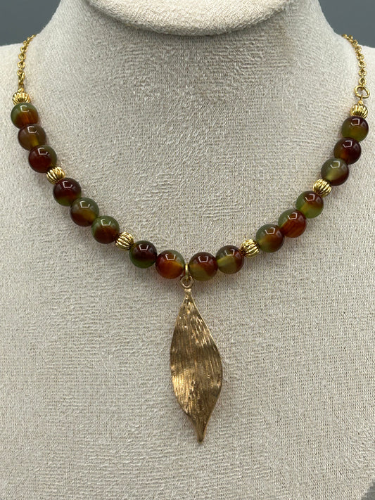 Collier Couleurs d'automne en agate naturelle aux tons miel, vert et brun, chaîne dorée.