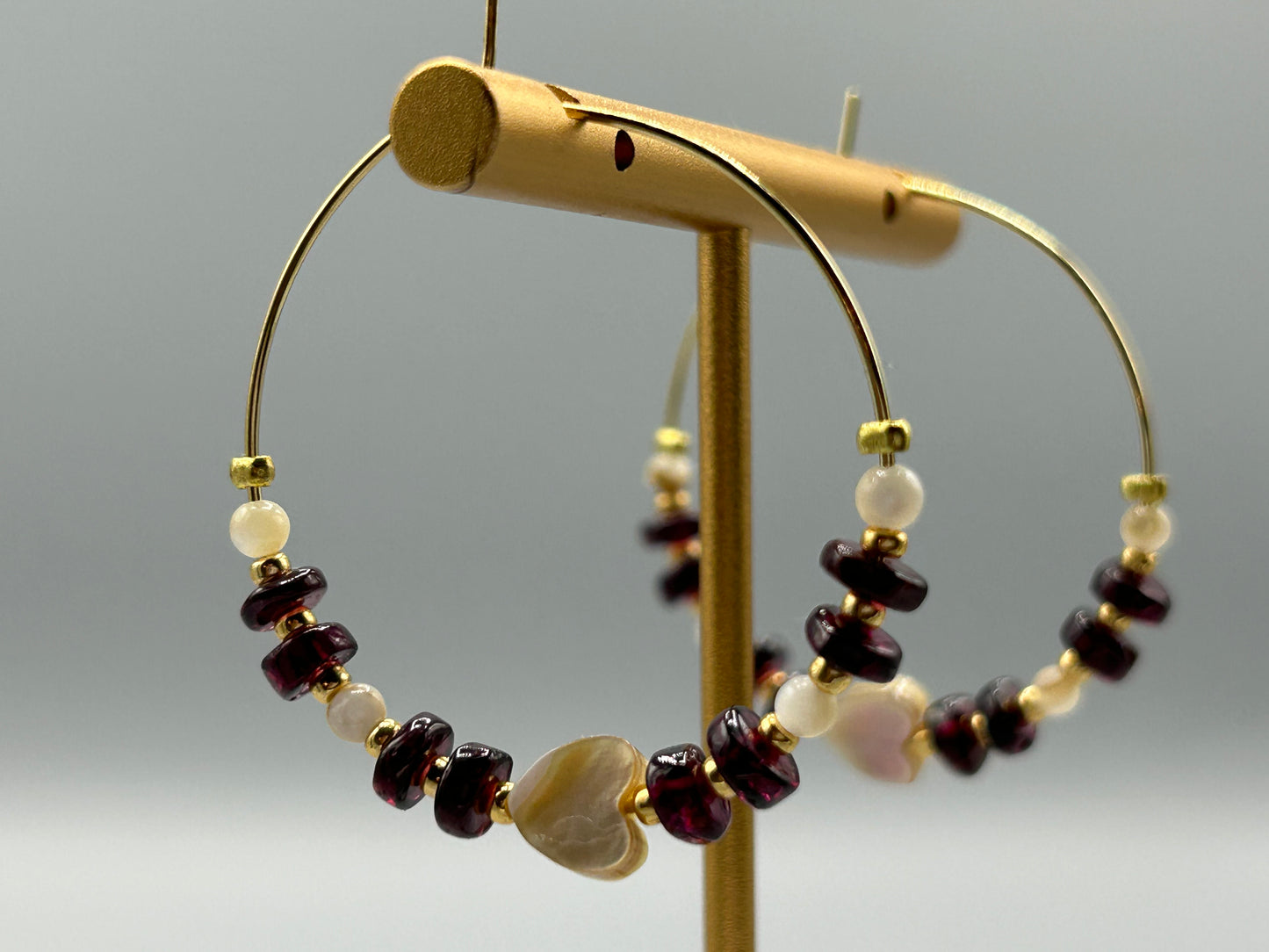 Créoles dorées Grenat - coeur coquillage