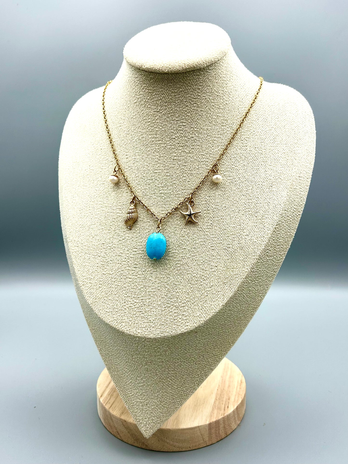 Collier doré Étoile Marine avec perles de culture et perle turquoise
