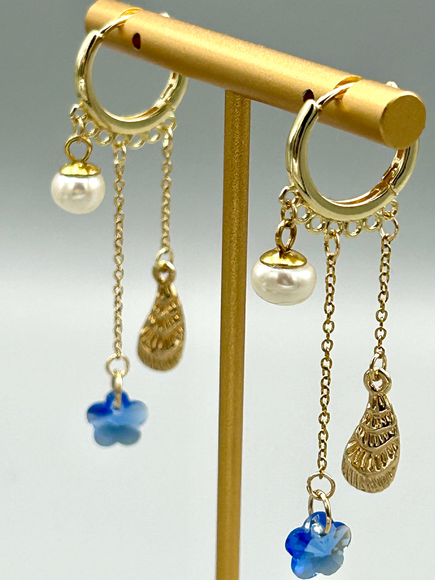 Boucles créoles dorées avec perle de culture et cristal bleu