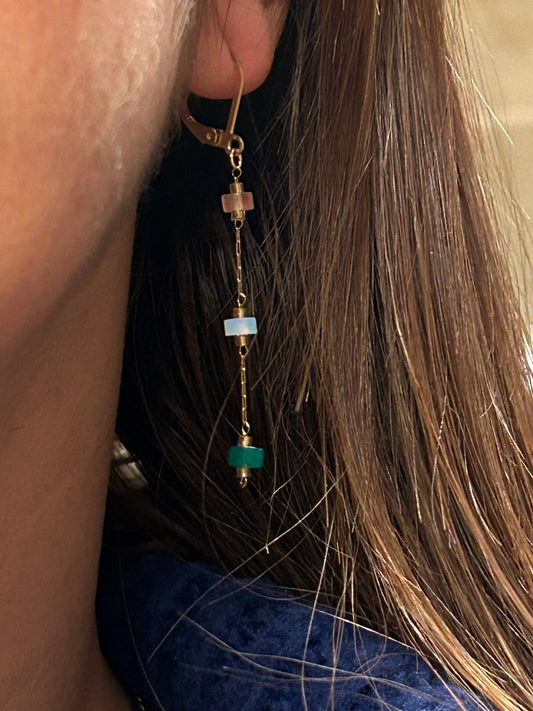 Boucles d’oreilles pendantes acier inoxydable doré et pierres naturelles vertes – Éclat lumineux et élégance moderne