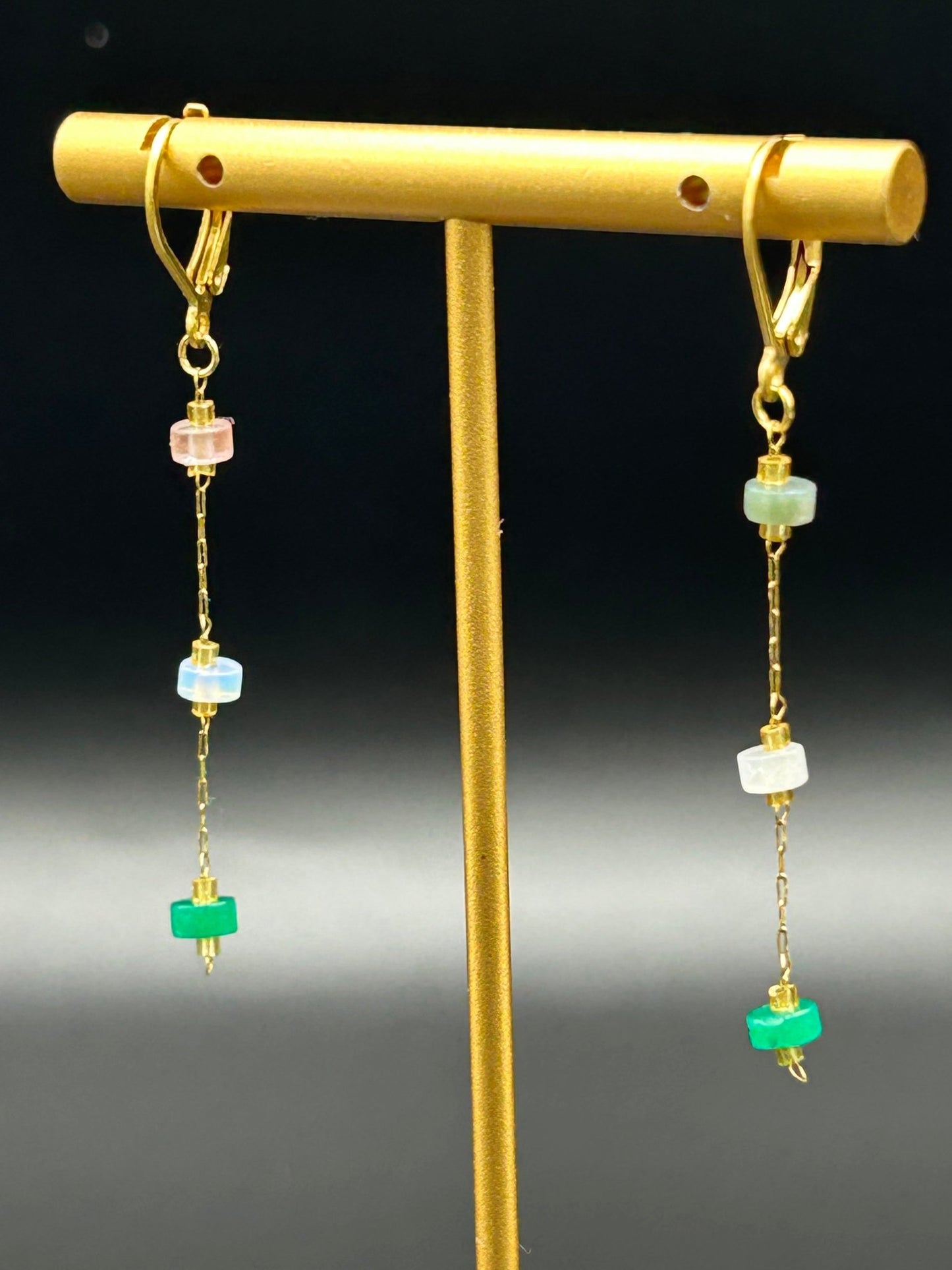 Boucles d’oreilles pendantes acier inoxydable doré et pierres naturelles vertes – Éclat lumineux et élégance moderne