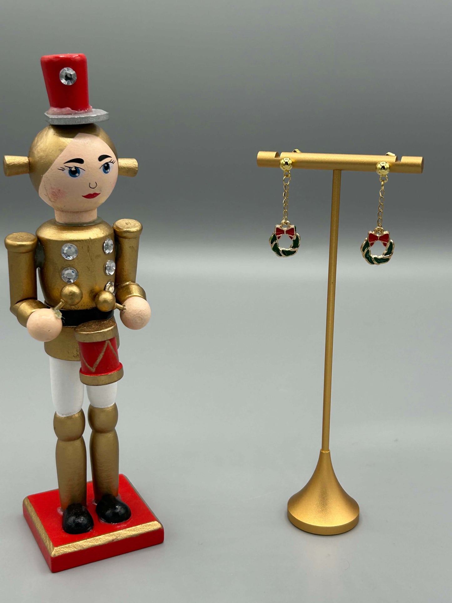 Boucles d'oreilles pendantes couronne dorée émaillée rouge et verte