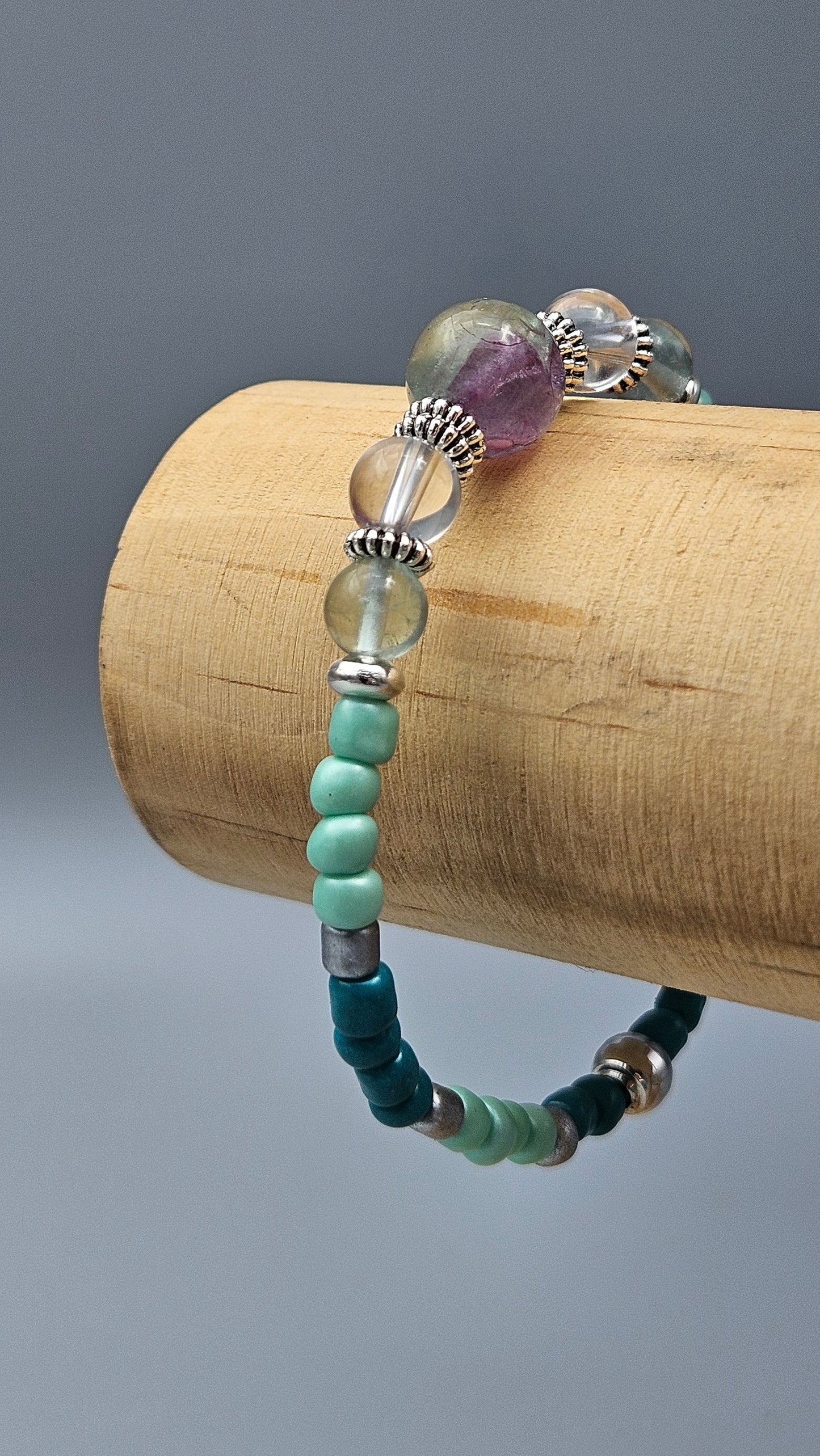 Bracelet fin en fluorite, cristal de roche et perles turquoise