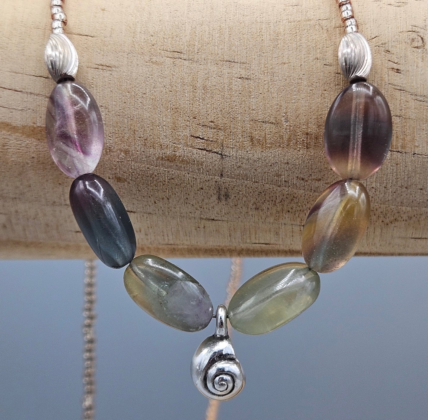 Collier coquillage en fluorite violette avec perles argentées