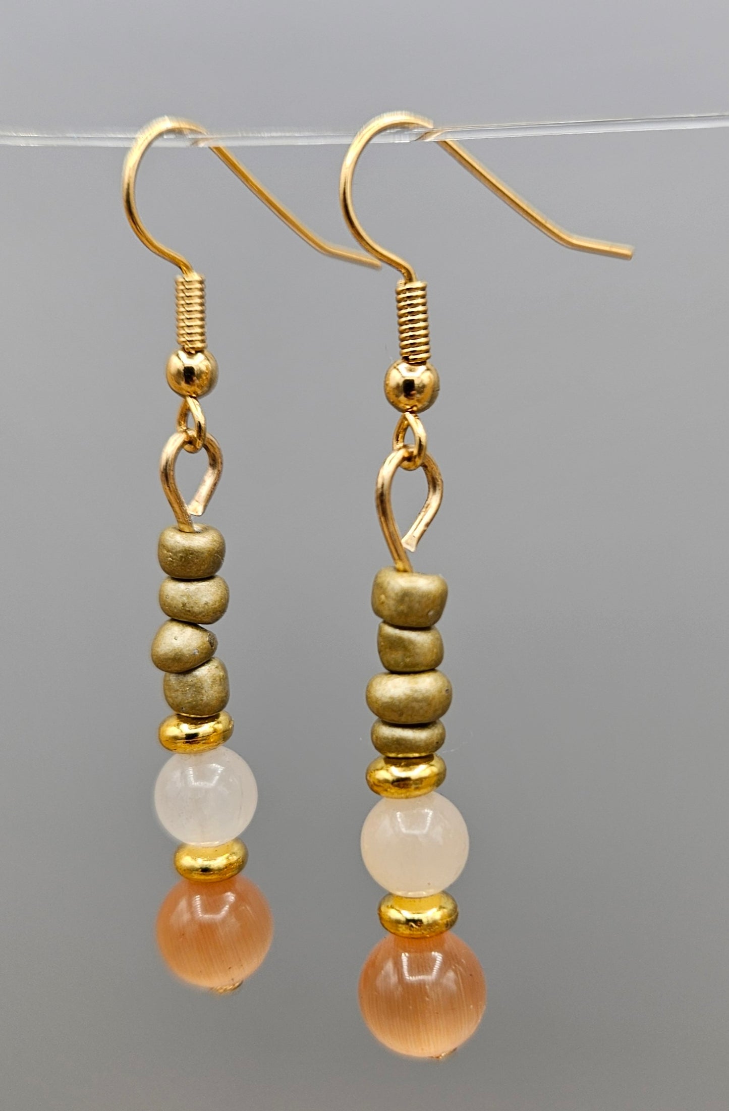 Boucles Pastel Or — perles en verre pêche et blanc avec accents dorés