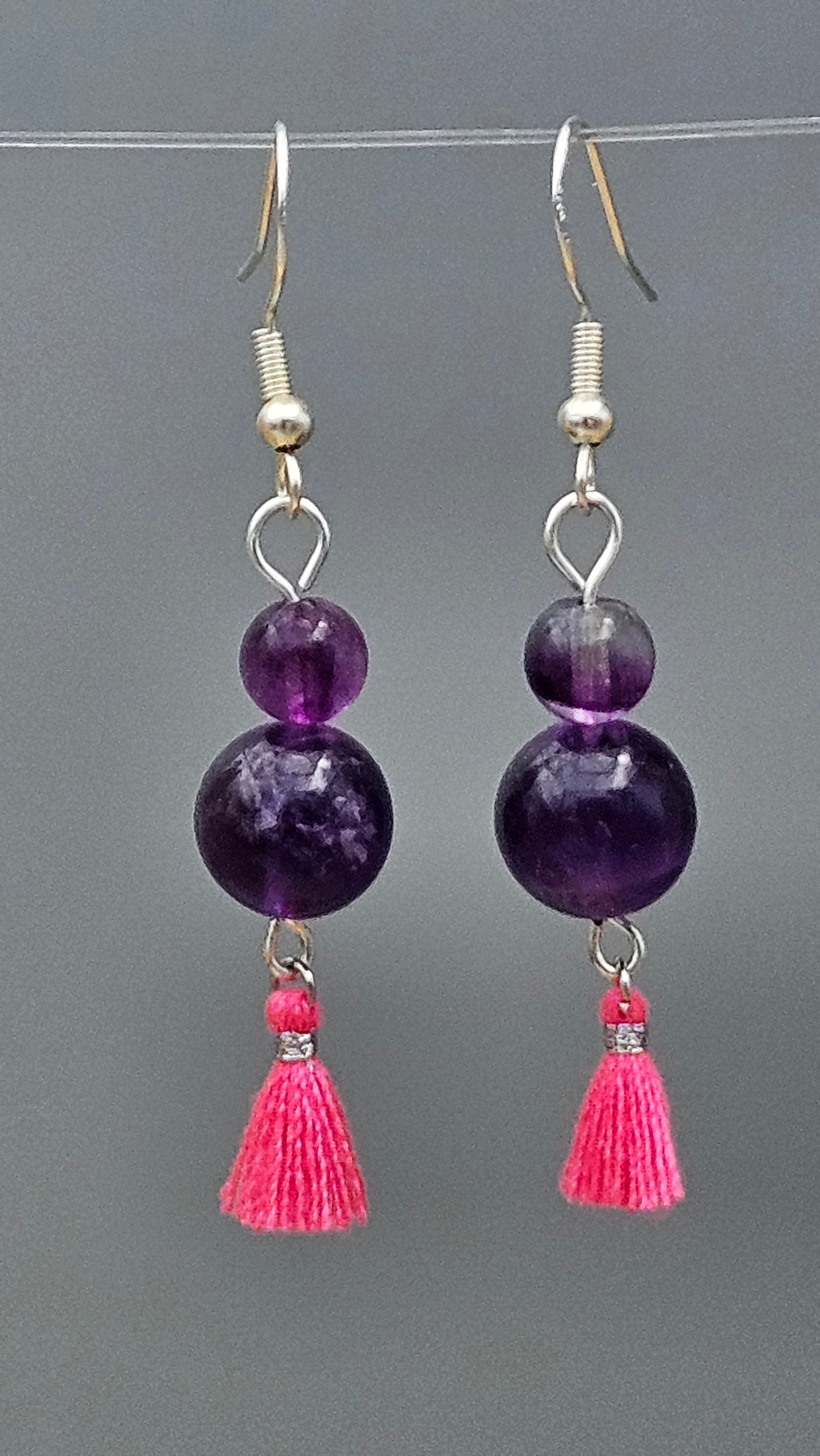 Boucles d'oreilles pendantes améthyste avec pompon rose vif