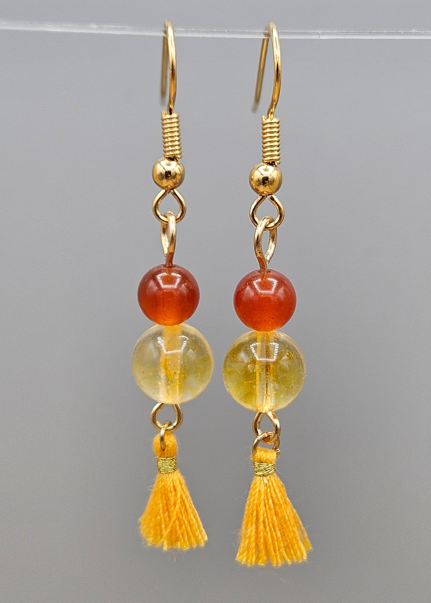 Boucles pendantes dorées avec cornaline, citrine et pompon jaune