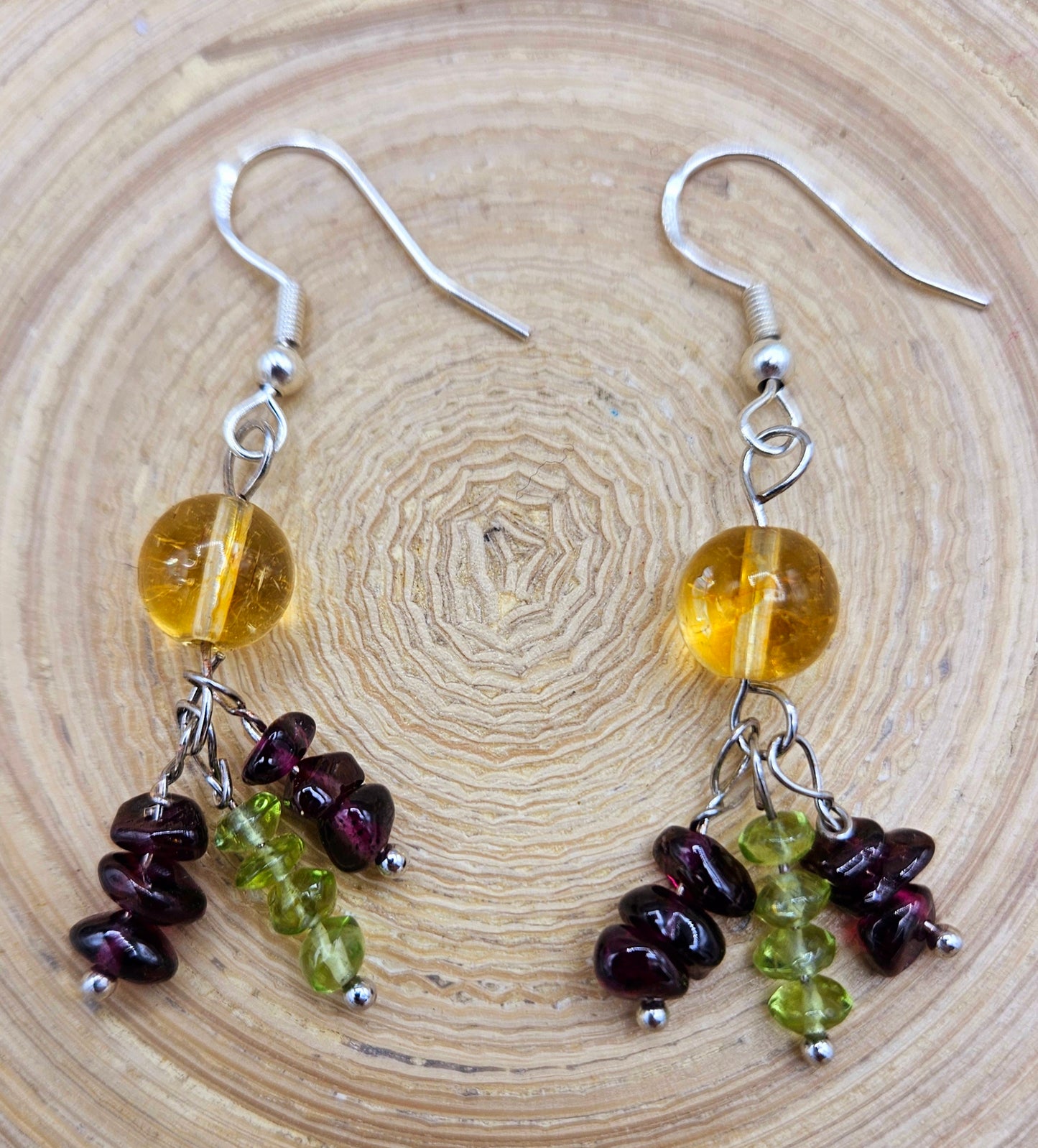 Boucles pendantes grenat, péridot et citrine sur crochet plaqué argent
