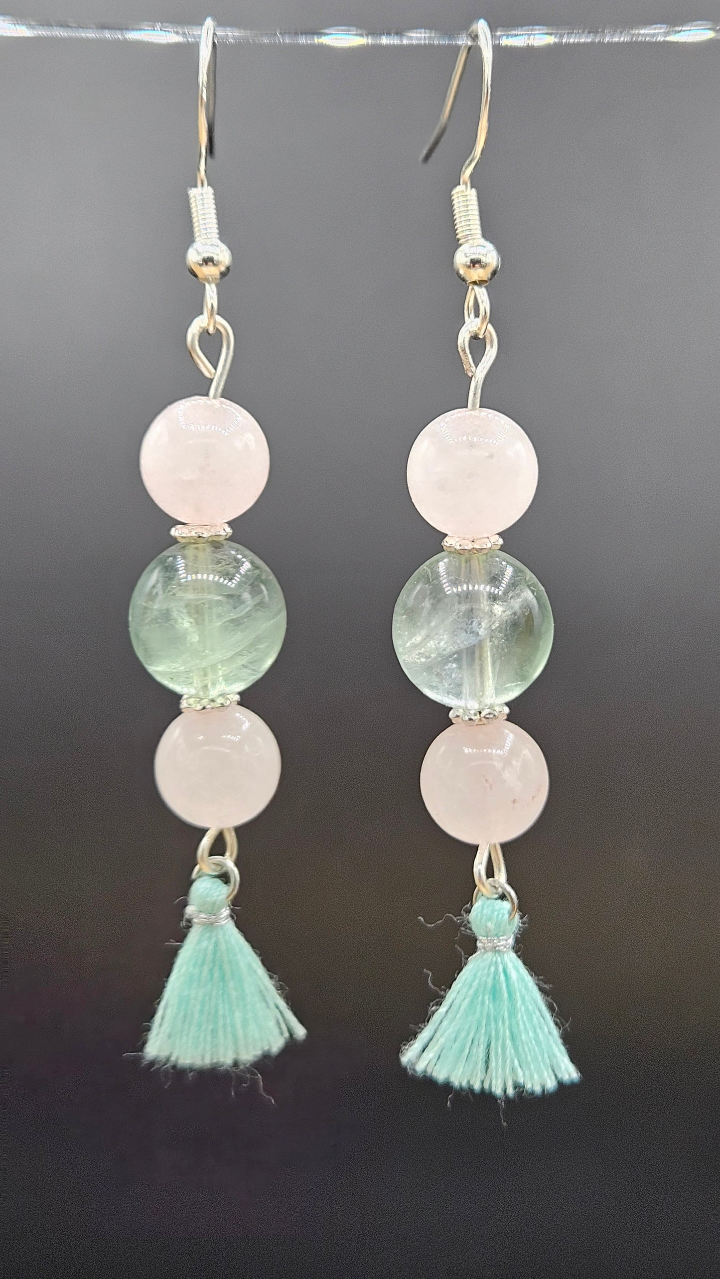 Boucles pendantes en fluorite verte et quartz rose avec pompon turquoise