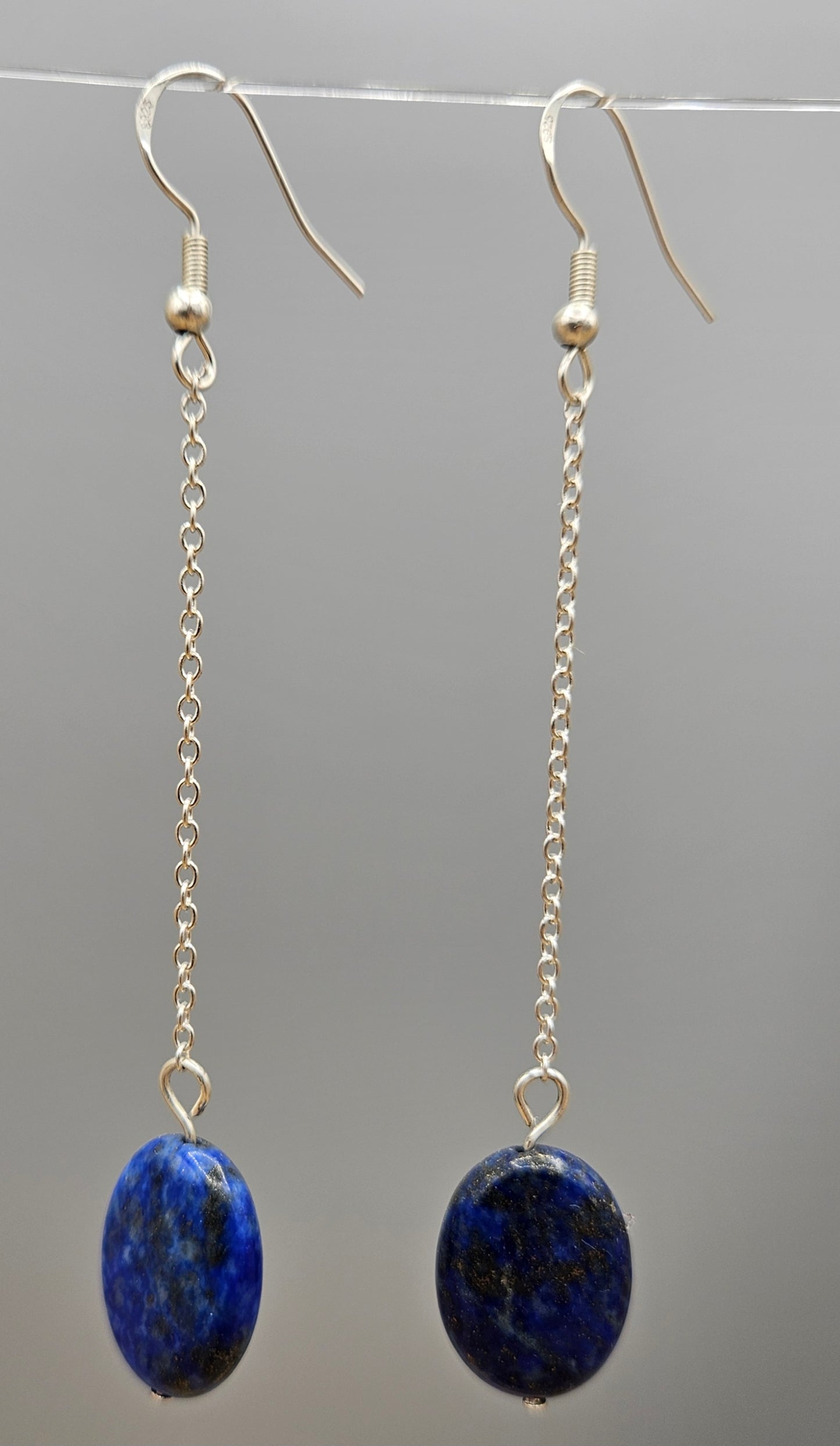 Boucles pendantes Lapis Élégance en lapis-lazuli et chaîne plaquée argent