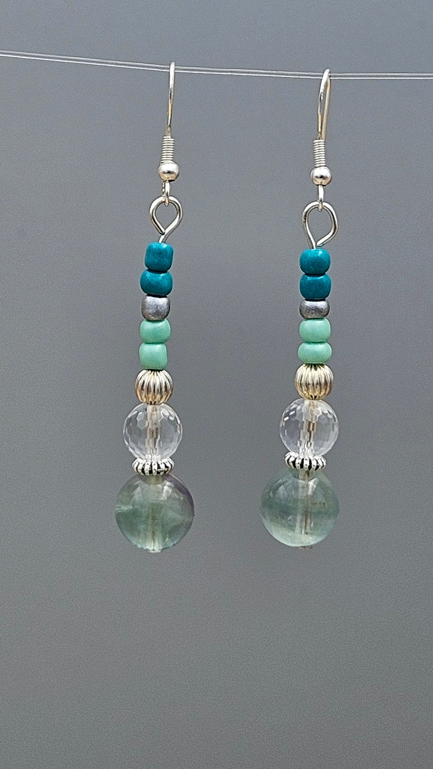 Boucles pendantes fluorite et perles rocailles turquoise sur crochets plaqué argent