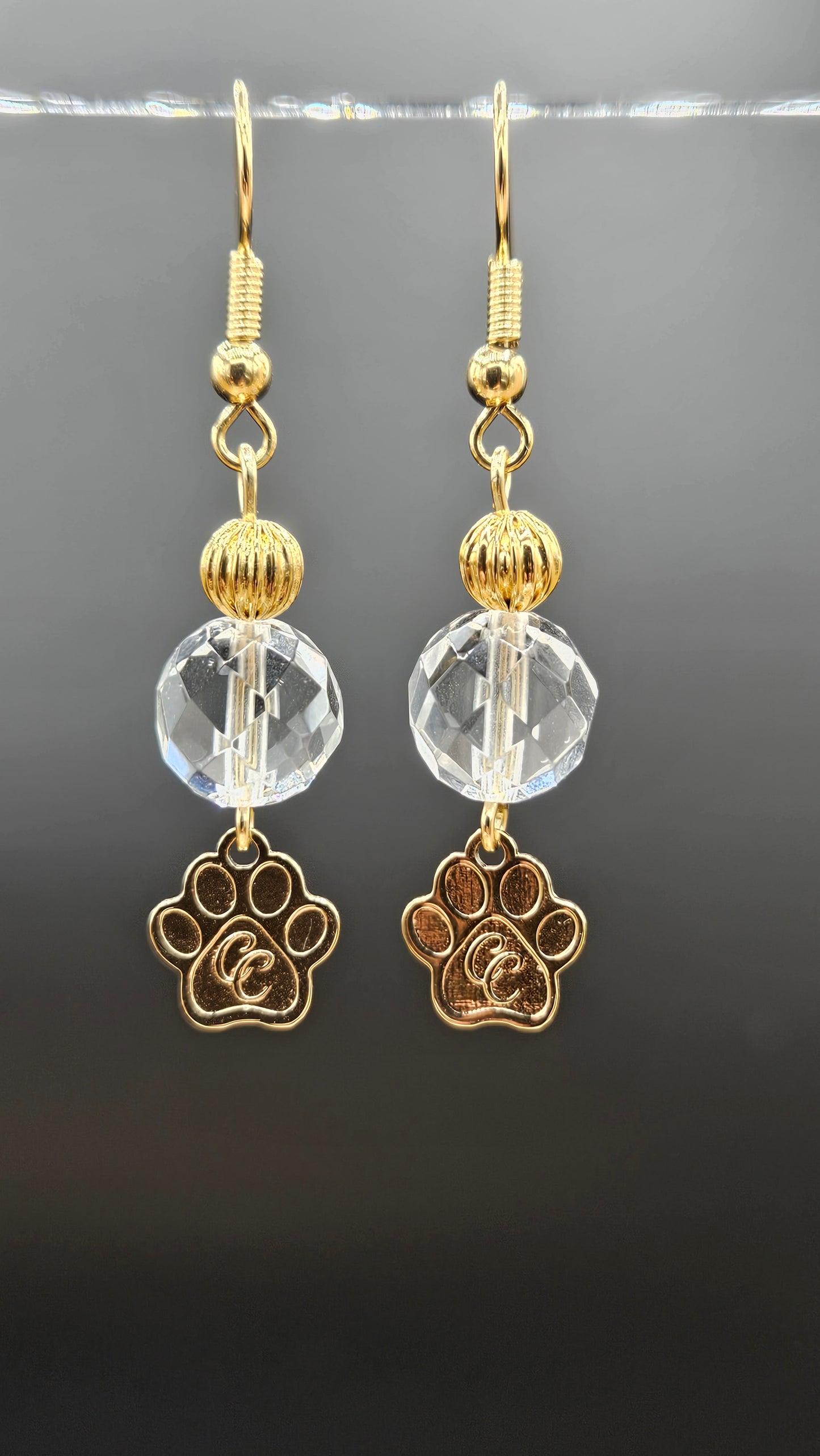 Boucles d'oreilles pendantes dorées avec cristal facetté et breloque patte Colomba