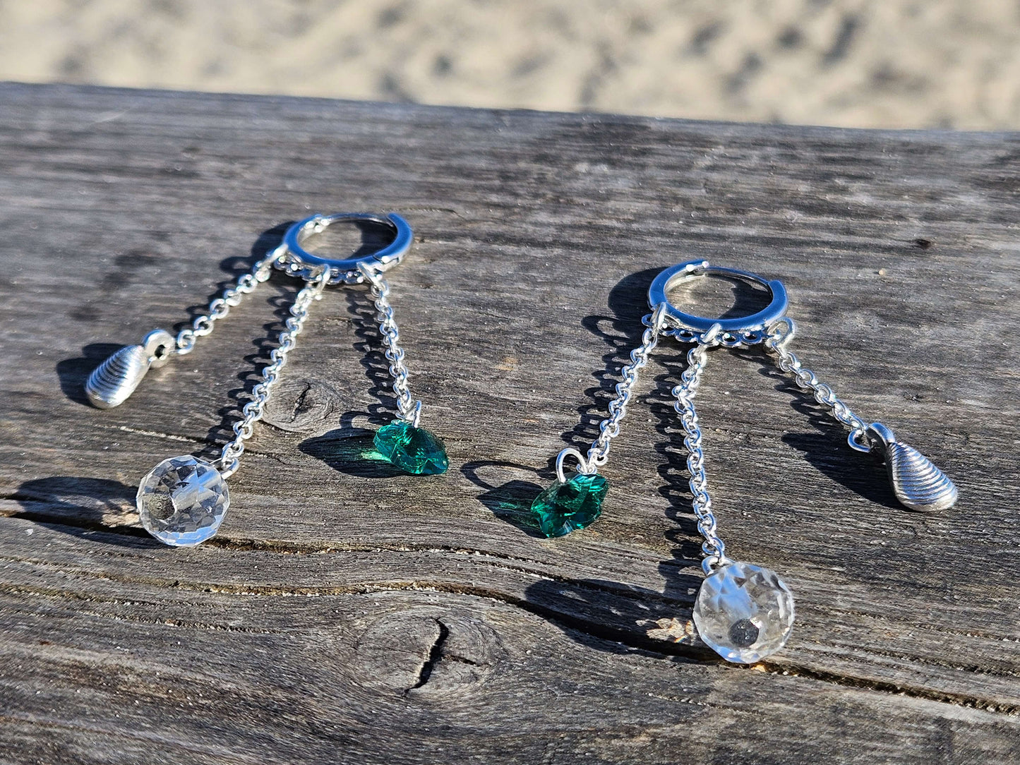 Boucles d’oreilles créoles Cristal et Fleur Verte – Lumière suspendue