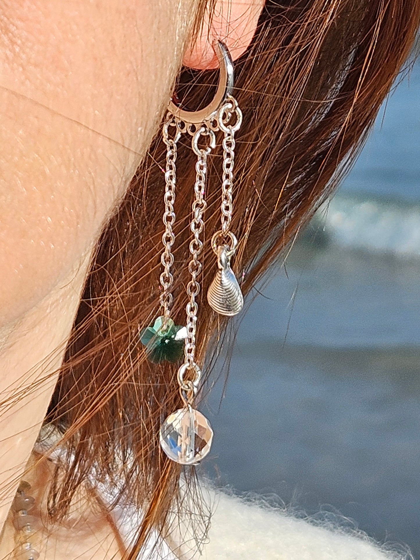 Boucles d’oreilles créoles Cristal et Fleur Verte – Lumière suspendue
