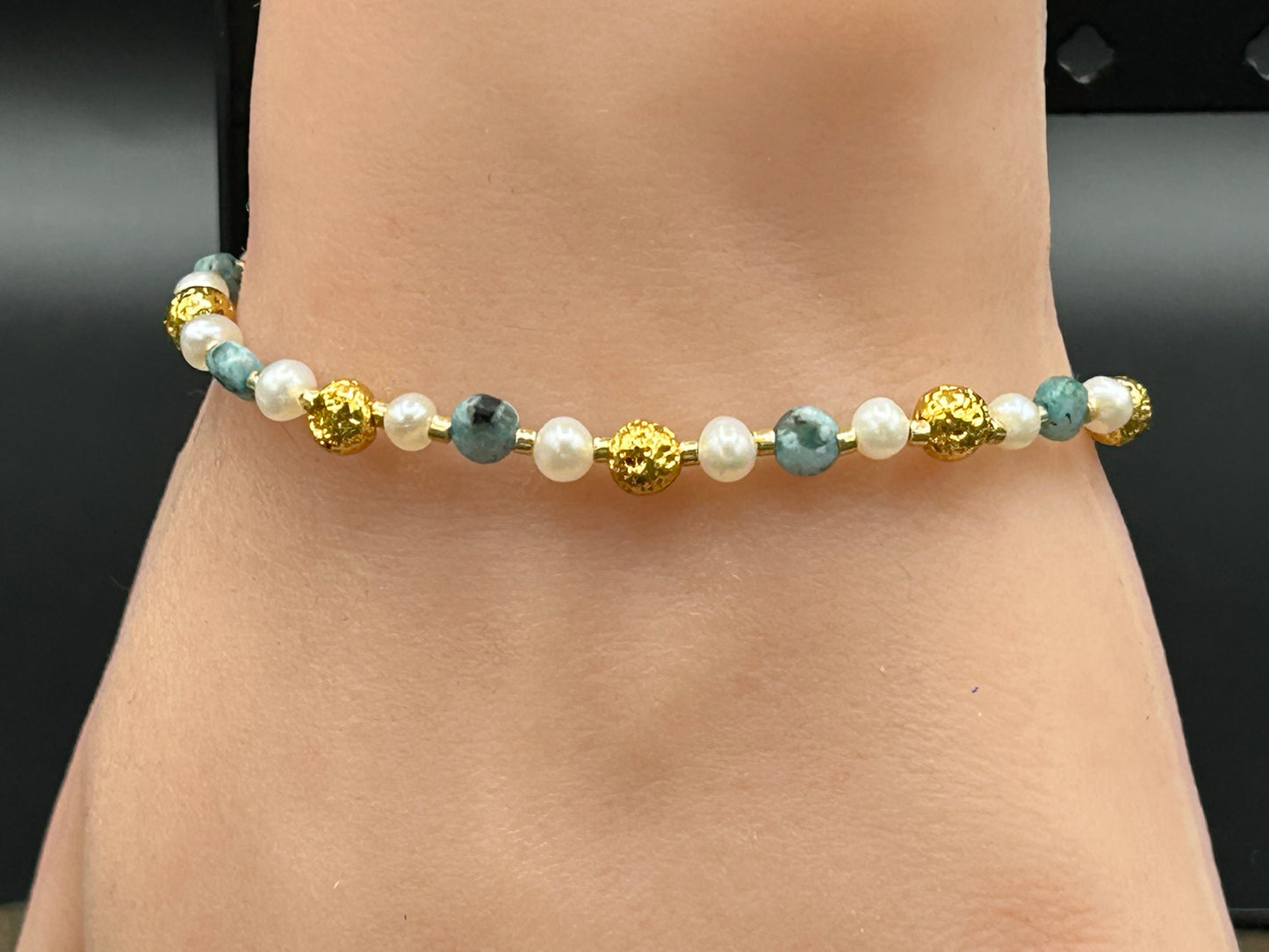 Bracelet jaspe dalmatien bleu et perles de culture - cable acier