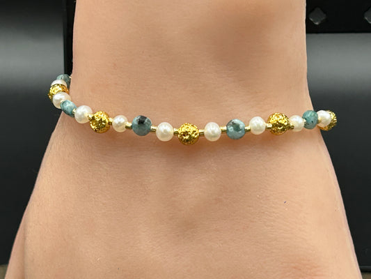 Bracelet jaspe dalmatien bleu et perles de culture - cable acier