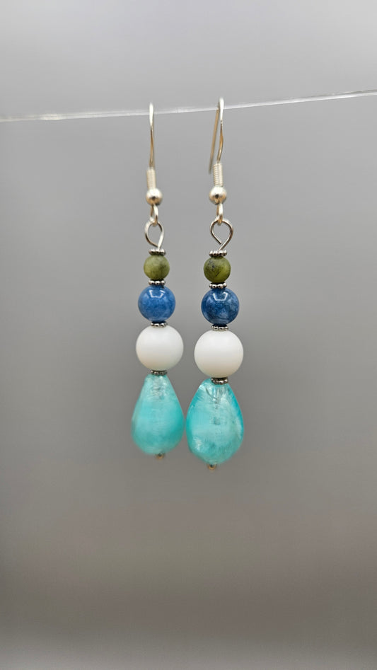 Boucles pendantes goutte bleu translucide avec perles blanches et crochets argentés
