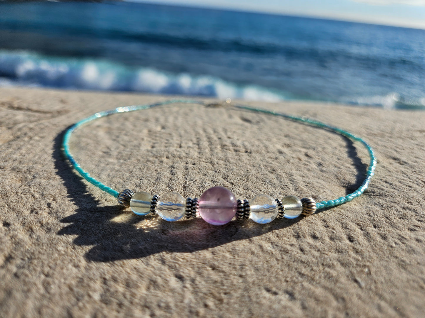 Collier fin bleu turquoise avec fluorite violette et cristaux de roche sur chaîne argentée