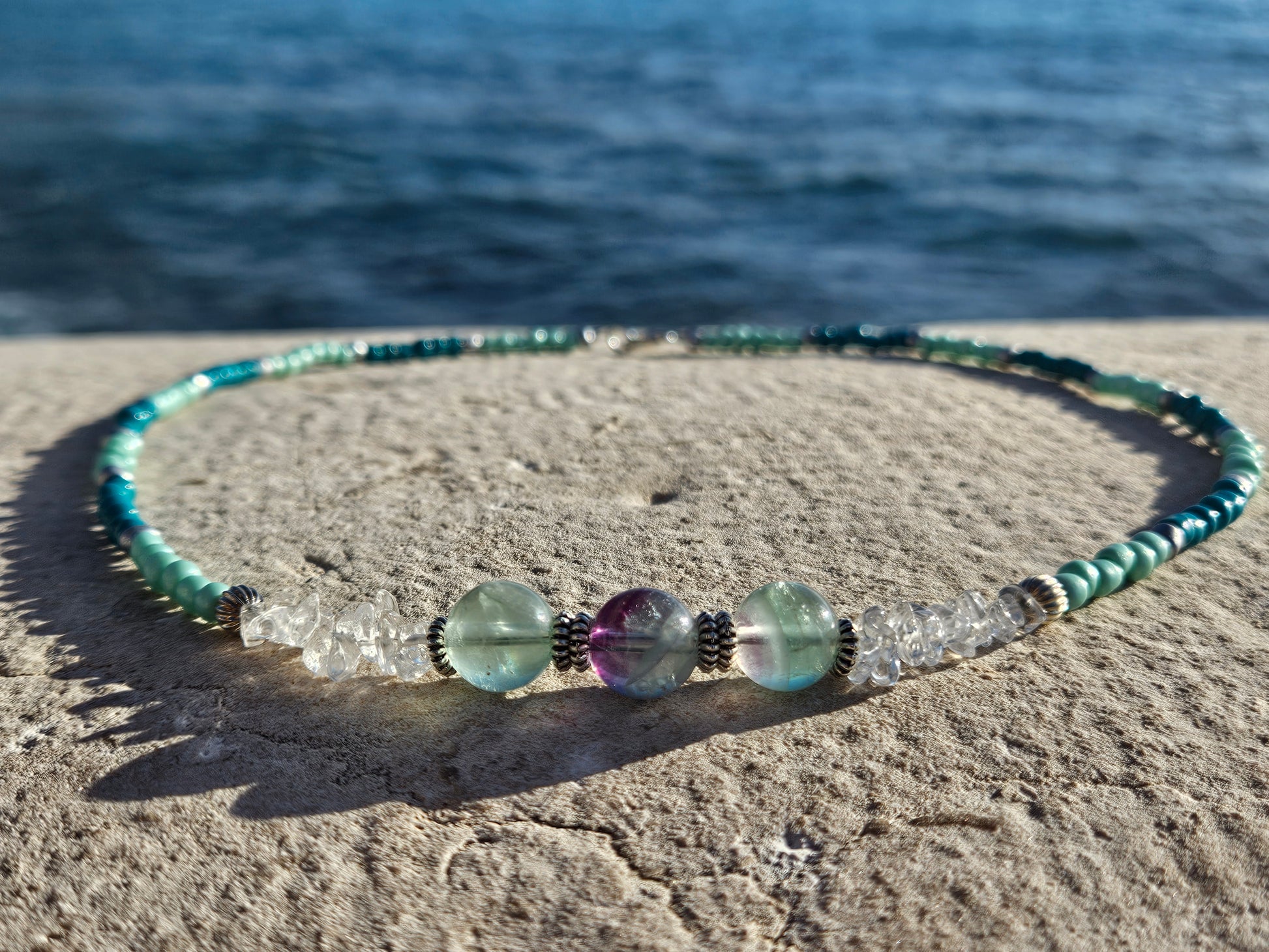 Collier Calanques Turquoise en perles bleues, fluorite et cristal de roche