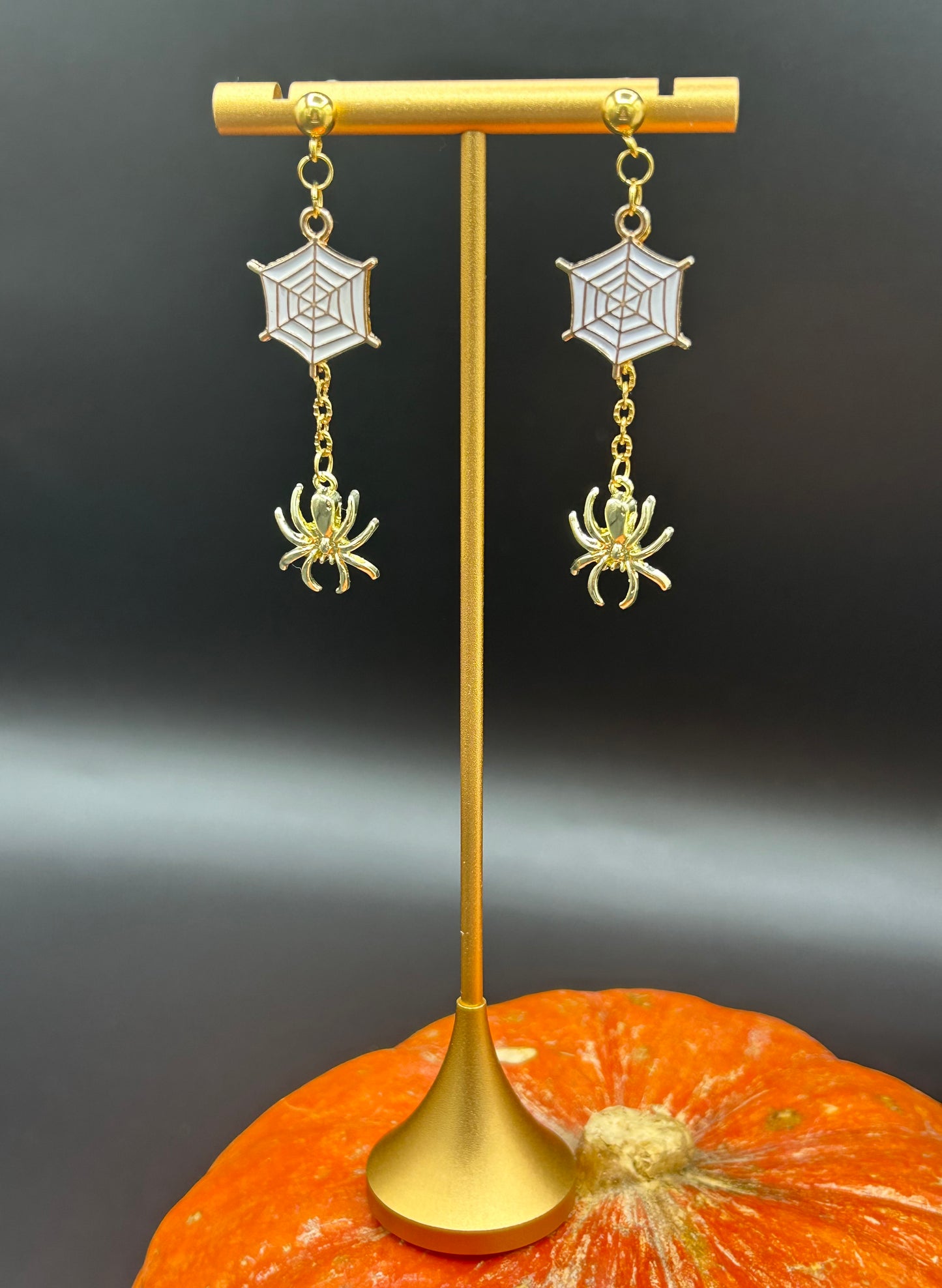 🕷️ Boucles d’oreilles Toile & Araignée Dorées – Édition Halloween