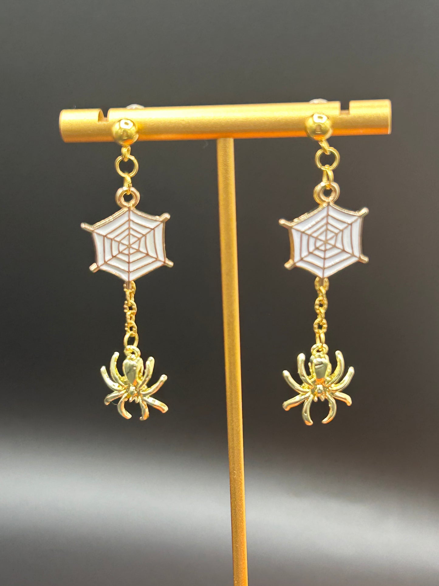 🕷️ Boucles d’oreilles Toile & Araignée Dorées – Édition Halloween