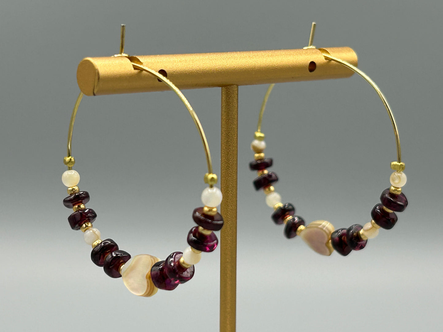 Créoles dorées Grenat - coeur coquillage