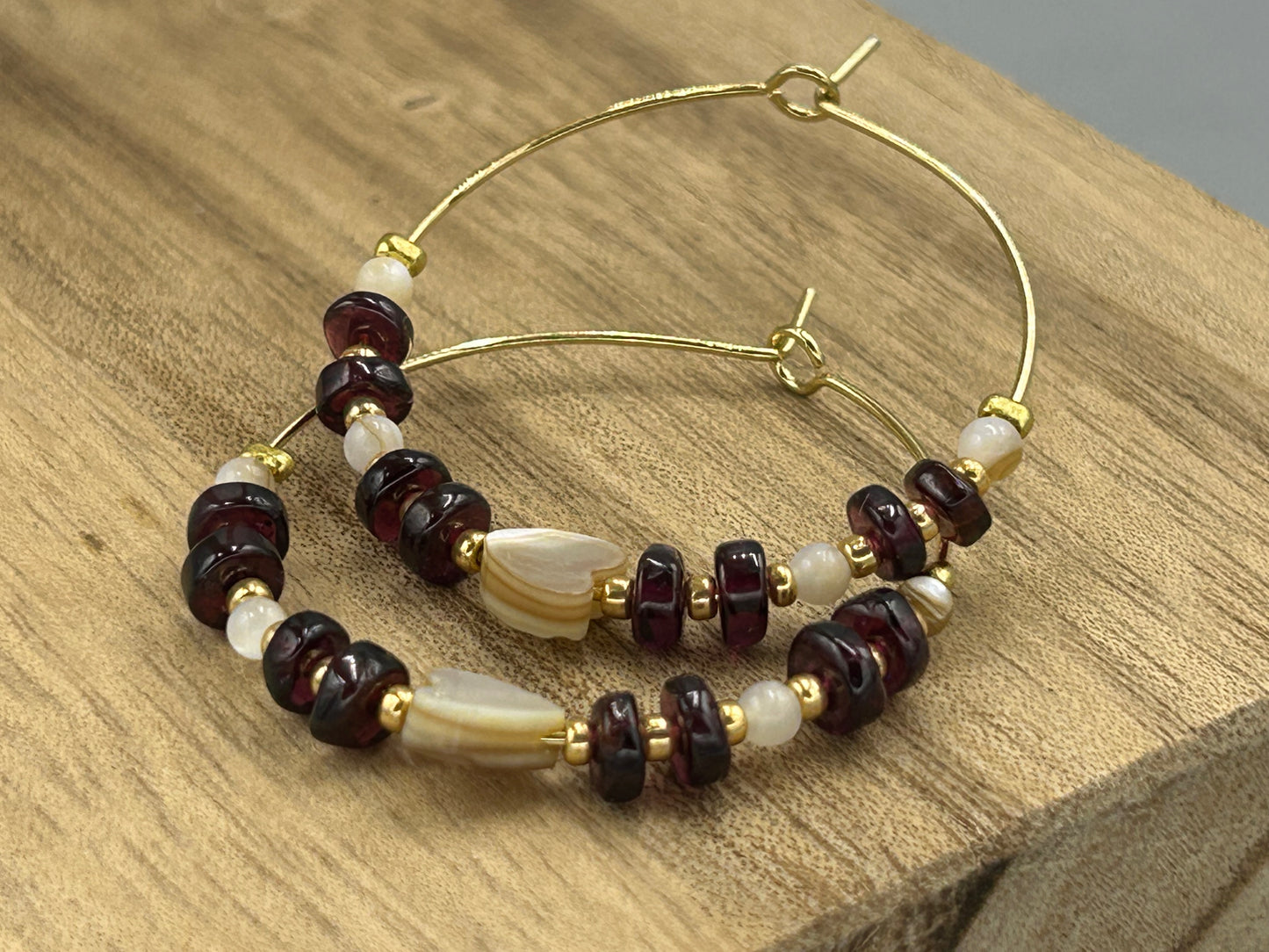 Créoles dorées Grenat - coeur coquillage