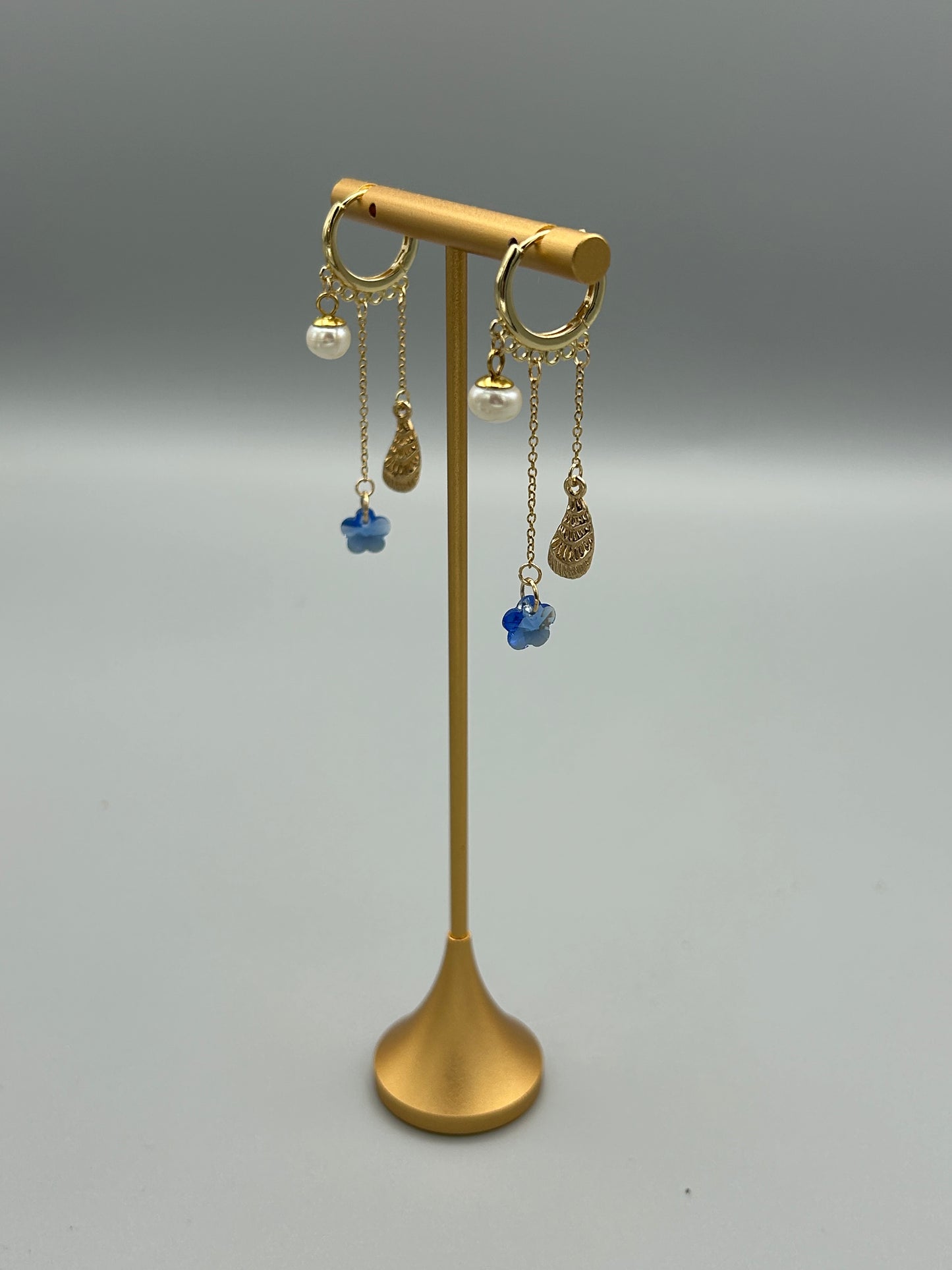 Boucles créoles Éclat Marin – perle de culture, cristal & coquillage doré