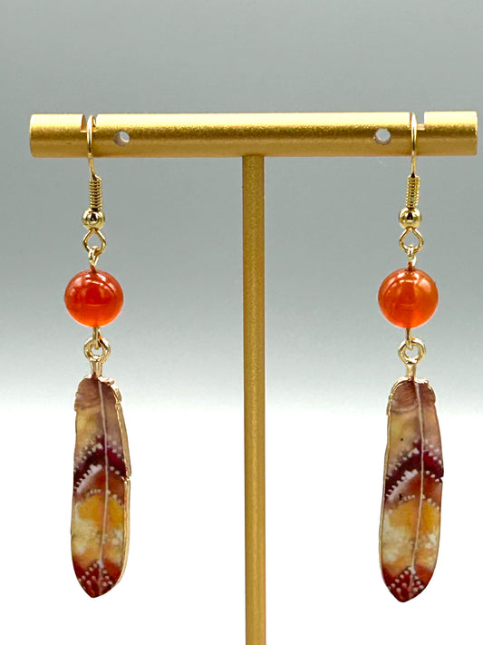 Boucles d’oreilles Plume de Feu – cornaline & pampille colorée