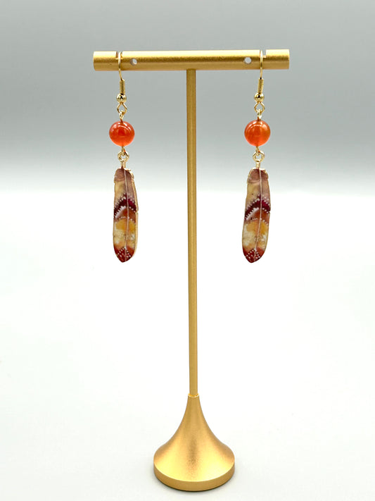 Boucles d’oreilles Plume de Feu – cornaline & pampille colorée