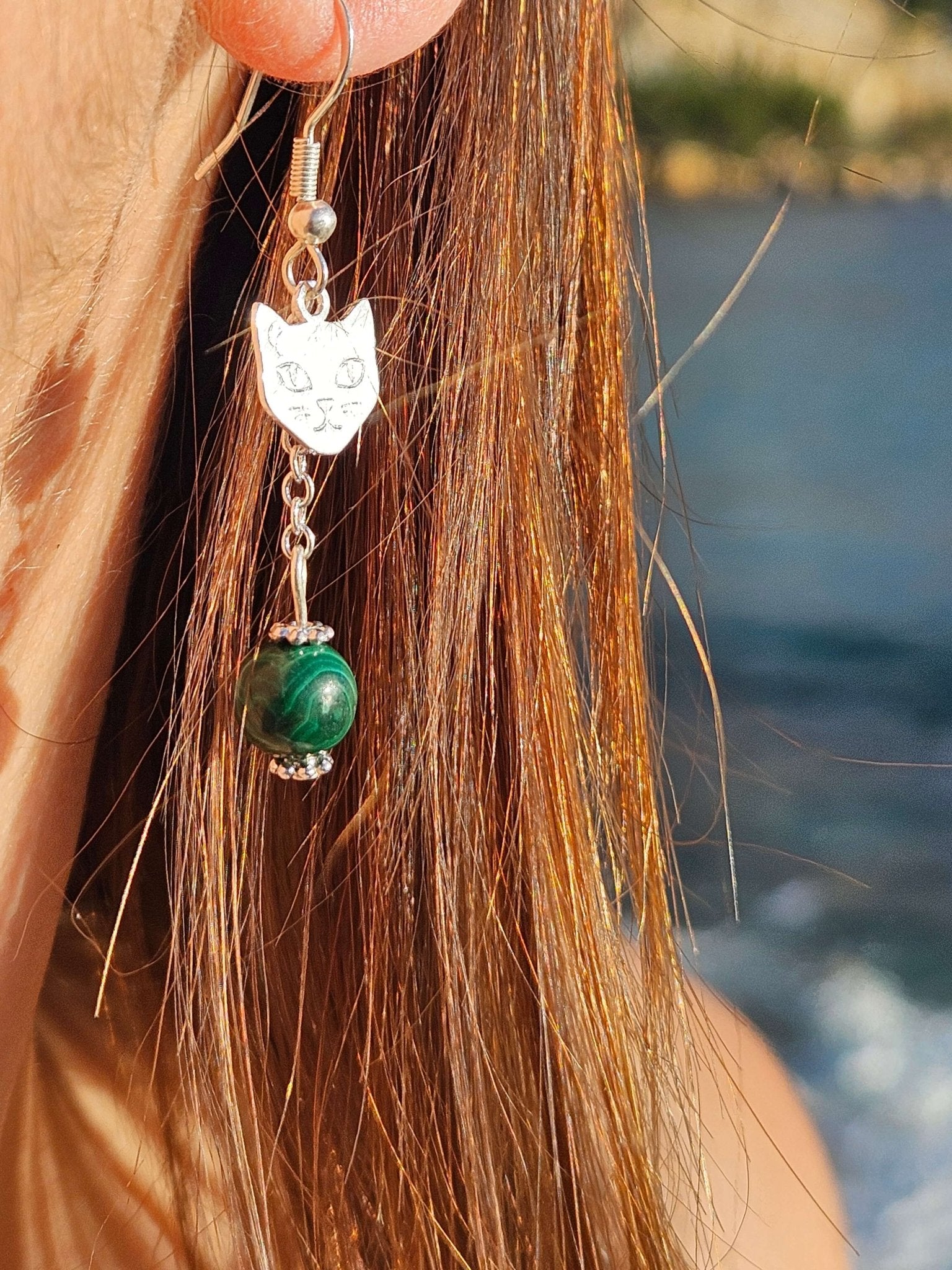 Boucles pendantes chats protecteurs malachite et chaine plaque argent