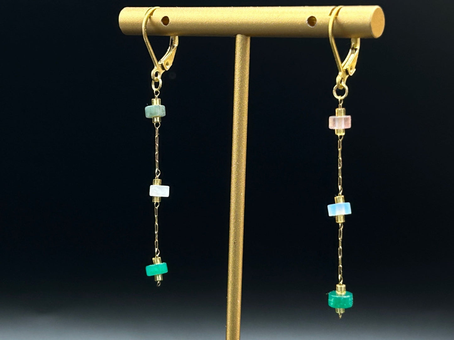 Boucles d’oreilles pendantes acier inoxydable doré et pierres naturelles vertes – Éclat lumineux et élégance moderne