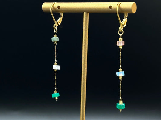 Boucles d’oreilles pendantes acier inoxydable doré et pierres naturelles vertes – Éclat lumineux et élégance moderne